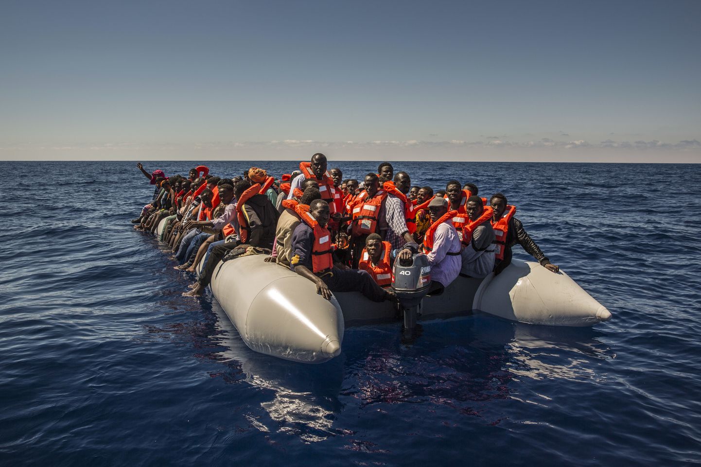 Migrandid Eritreast, Malilt ja Bangladeshist Liibüa päästepaadis.
