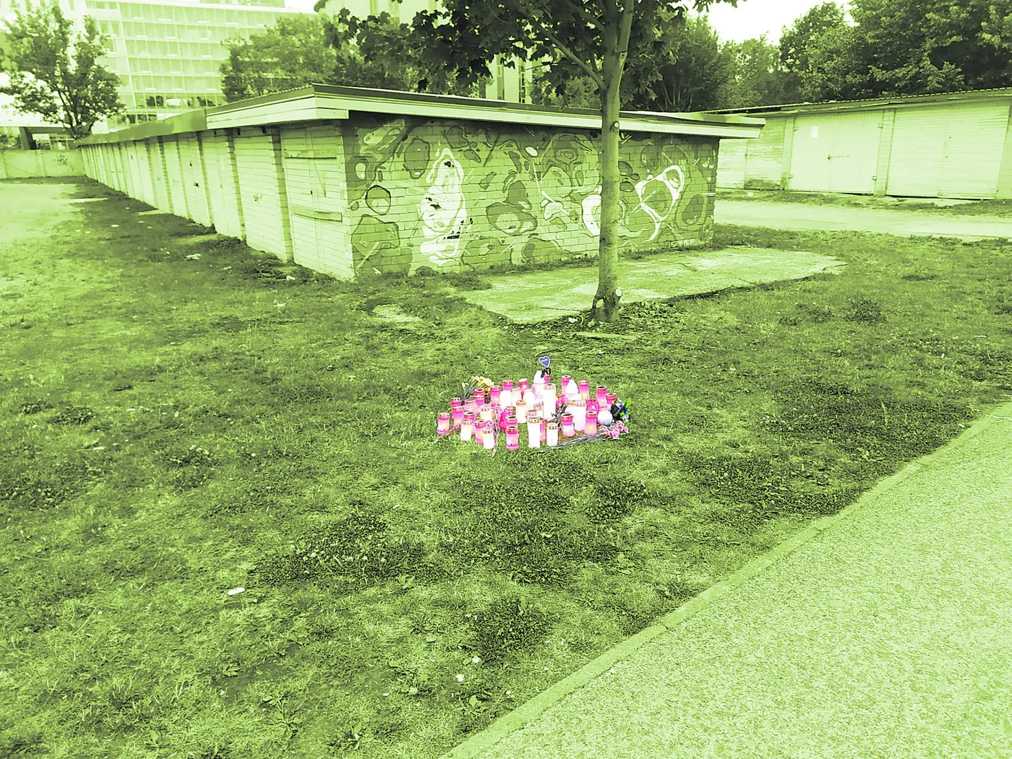 Pärnu kesklinna silla lähistele Jaansoni terviseraja äärde asetati traagiliselt hukkunud poisi mälestuseks küünlad.