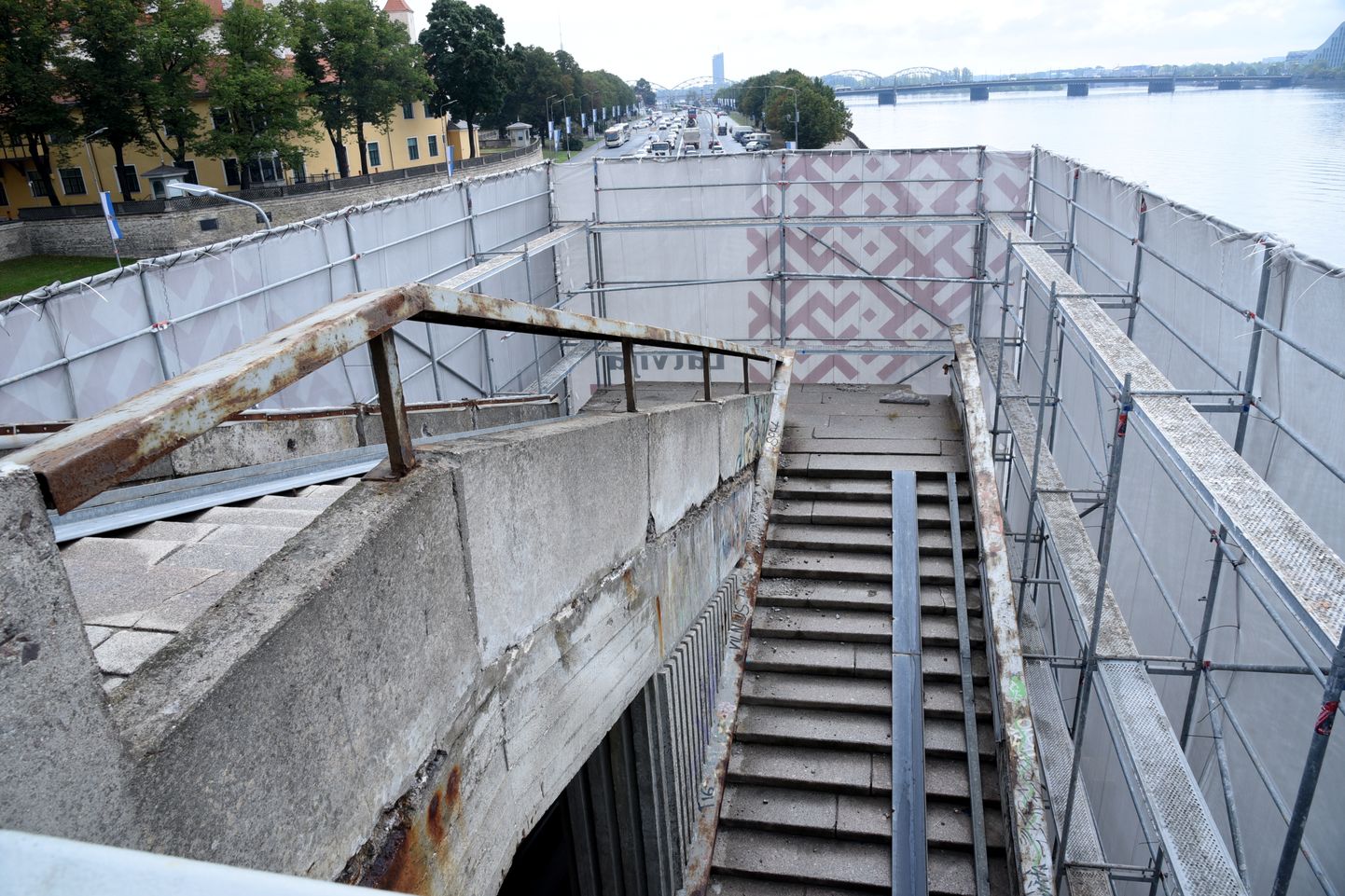 Vanšu tilta kāpnes Daugavas labajā pusē.