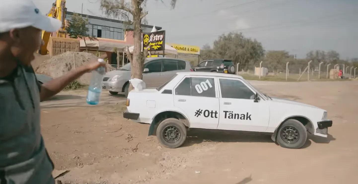 Keenia rallisõber demonstreerimas oma Ott Tänaku fänniautot