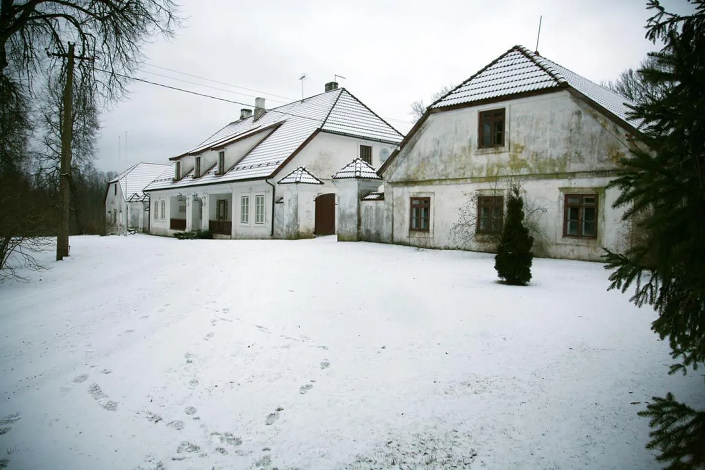 Valga-Uulu maantee ääres lumevaikuses meenutab 1800. aastal ehitatud Lodja hobupostijaam aegu, mil eeskoja kõrval söögitoas teelised seiklusjutte pajatasid.