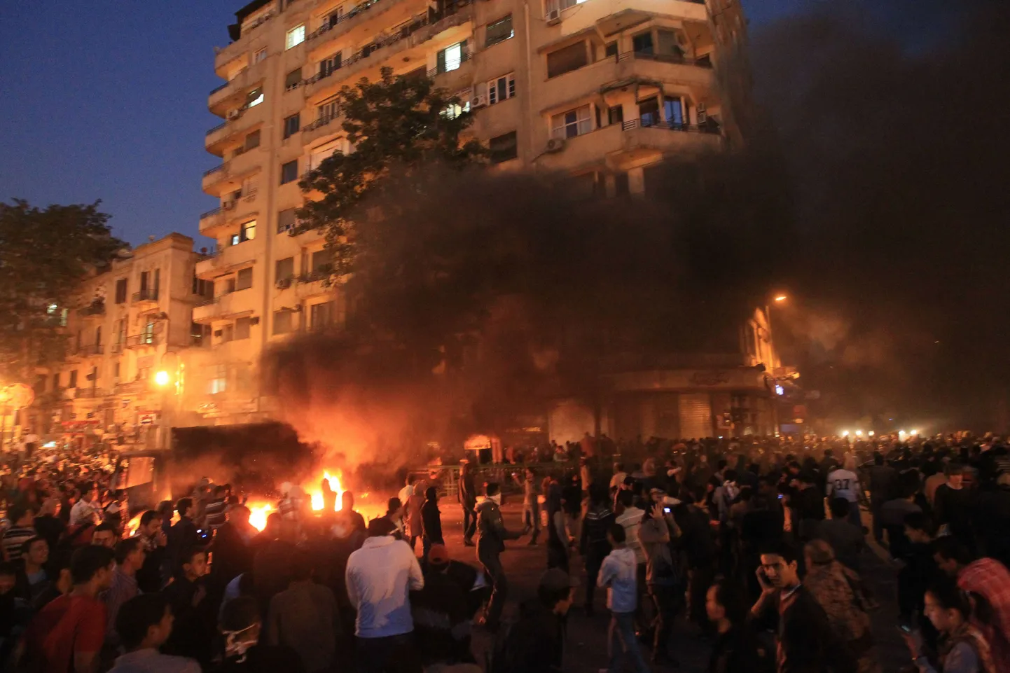 Meeleavaldajate ja märulipolitseinike kokkupõrge Kairos Tahriri väljakul.