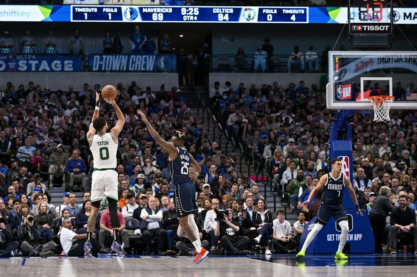 NBA spēlētājs Džeisons Teitams izpilda metienu