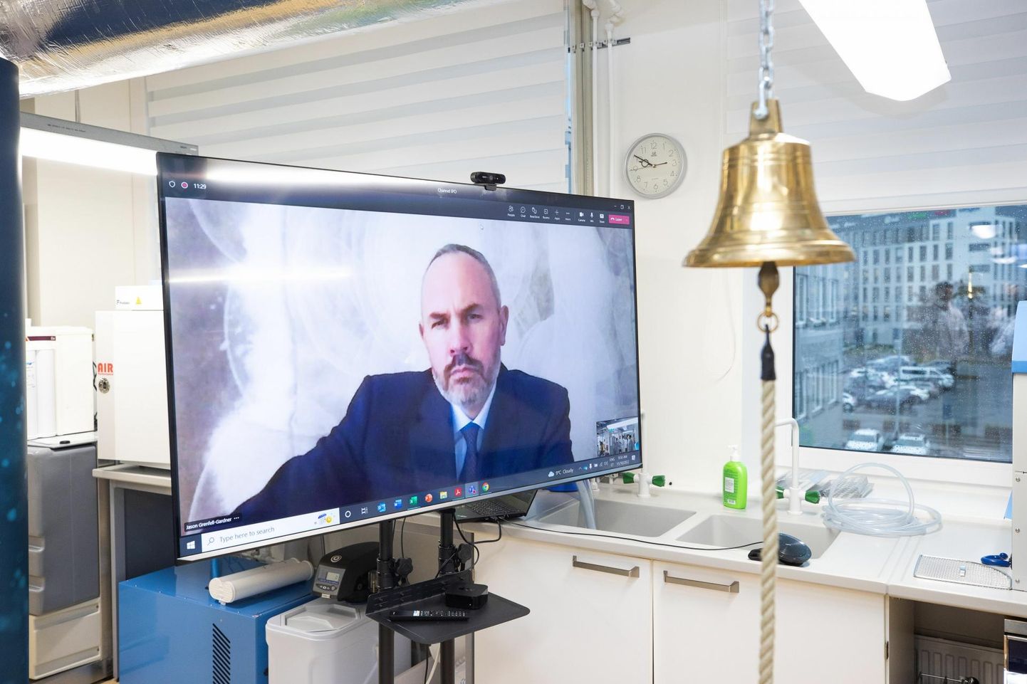 The stock offering of the pharmaceutical company J. Molner, which went on the alternative stock exchange in November, was not fully subscribed. The traditional bell-ringing ceremony took place in the company's laboratory. Board member Jason Grenfell-Gardner on the screen.