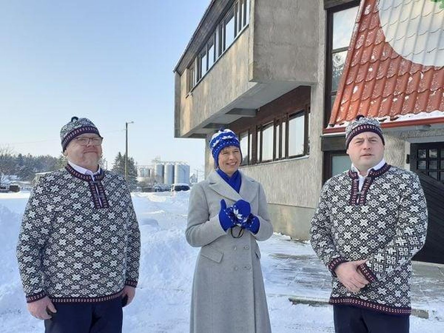 Kersti Kaljulaidi garderoobi kaunistavad veebruarist rahvusvärvides ja rahvuslike motiividega Lõnga Liisu müts, sall ja kindad. Vinni valla juhid kinkisid need presidendile tema ringreisil Lääne-Virumaal.