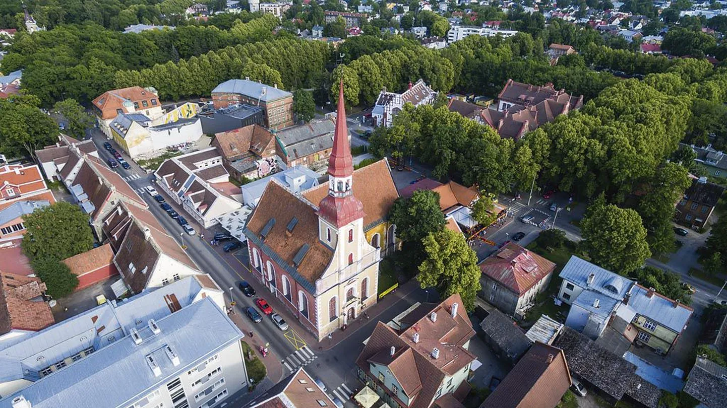 Eliisabeti kirik on üks Pärnu vanemaid ehitisi ja suuremaid vaatamisväärsusi, kuigi väärt vaadet ta oma seisukorra tõttu enam eriti ei paku.