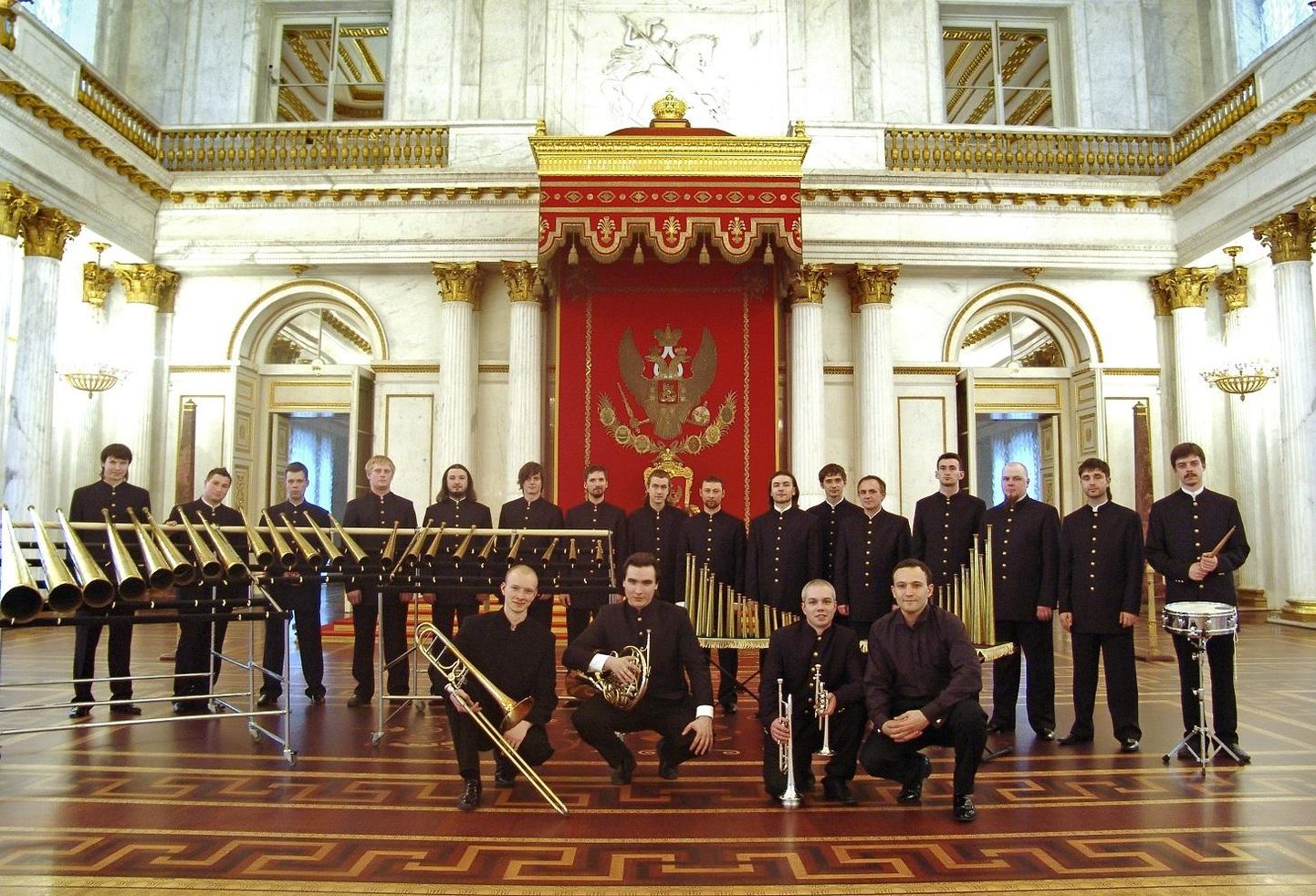 Tänapäevase Vene sarveorkestri, mille juured ulatuvad keisrinna Jelizaveta Petrovna õukonda, lõi Sergei Poljanitško 2006. aastal. Orkestri käsitsi valmistatud pillikogu on nüüdseks suurenenud 106 sarveni, millel mängib 17 noort vene muusikut.