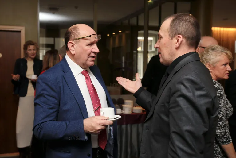 Председатель EKRE Март Хельме считает, что деревообрабатывающая, лесная промышленности и сельское хозяйство могут быть в бесконечном экспортном списке.