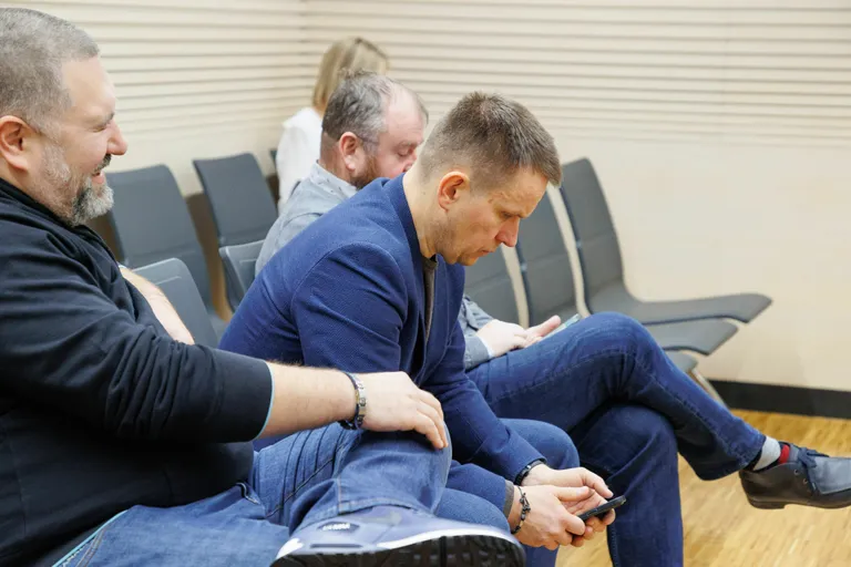 Danske panga endiseid privaat- ja välispangandusosakonna töötajaid süüdistatakse ulatuslikus rahapesus. Pildile on neist jäänud Marko Teder (vasakult), Juri Kidjajev ja Erik Lidmets.