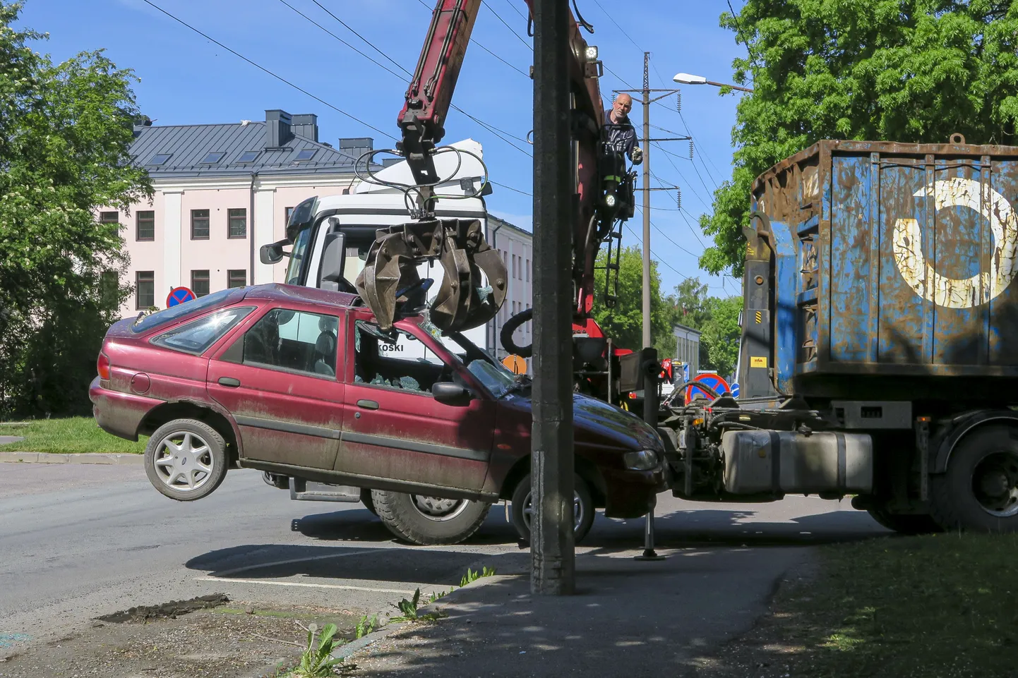 МуПо вывозит брошенные автомобили.