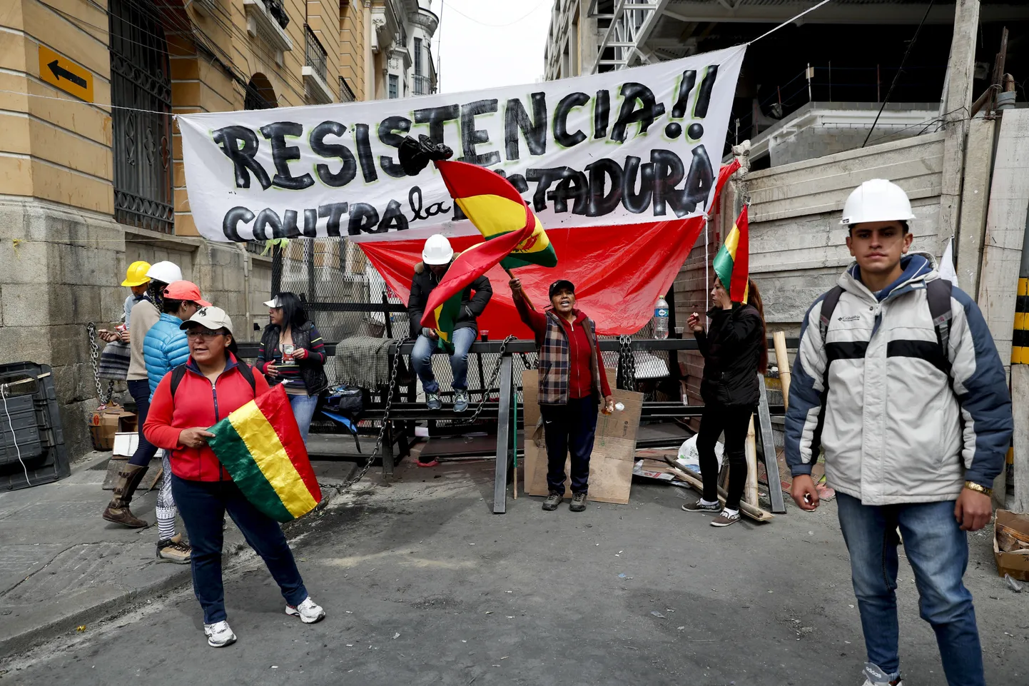 Protestētāji Bolīvijas galvaspilsētas Lapasas ielās
