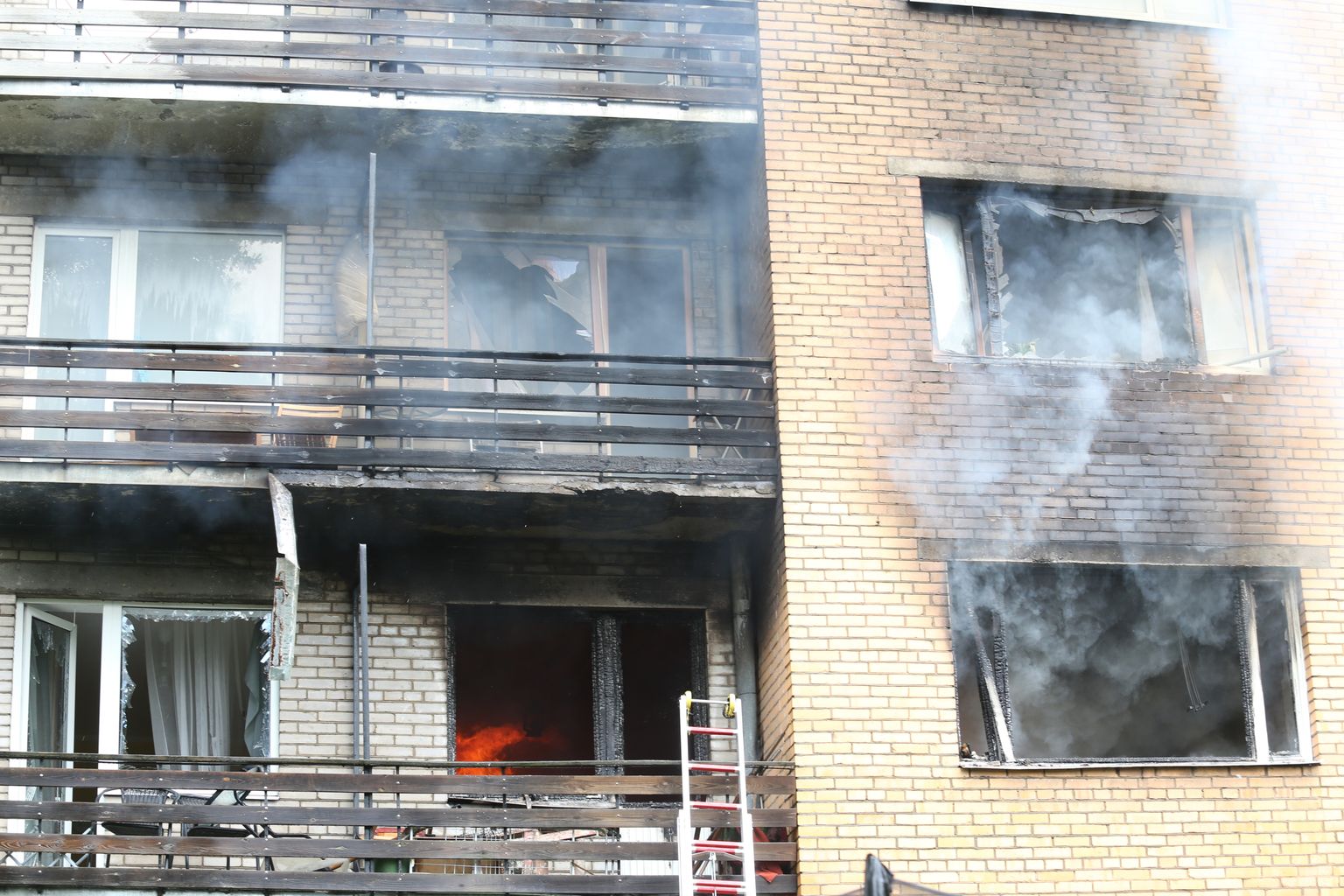Взрыв и возгорание в многоквартирном доме в Тарту.