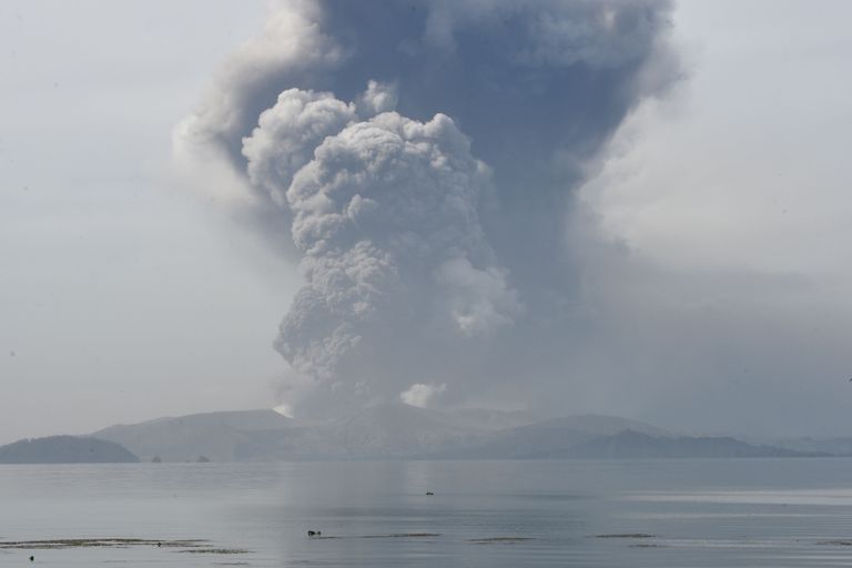 Filipiinide Taali vulkaan hakkas purskama