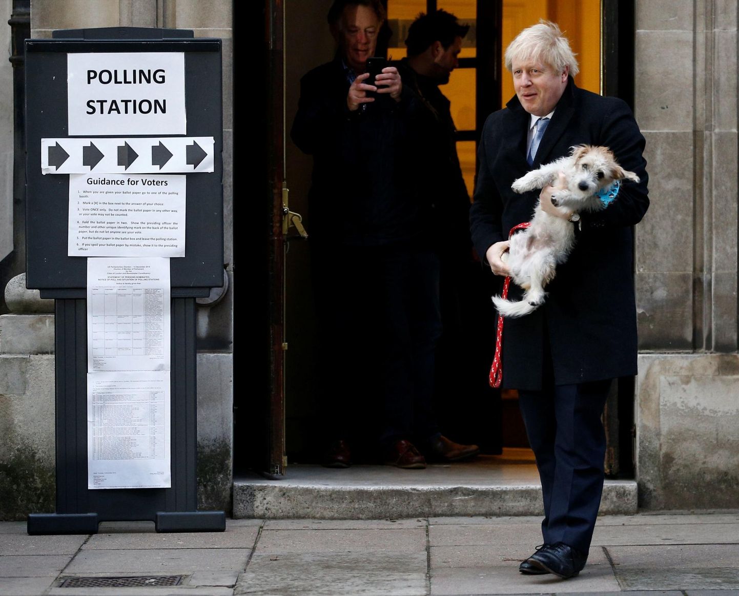 Konservatiivide esimees ja peaminister Boris Johnson käis valimas koos oma koera Dilyniga. 