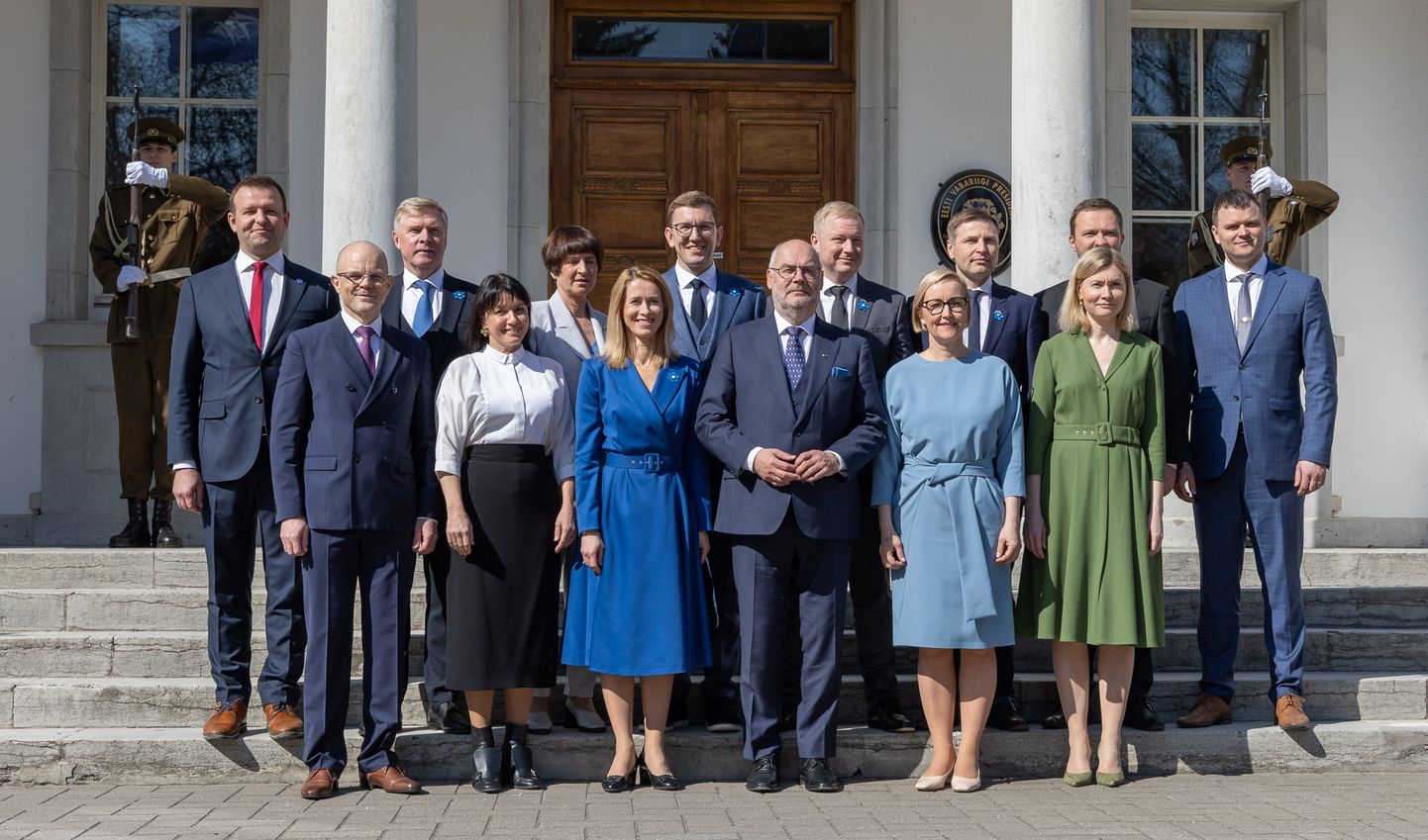 President Alar Karis nimetas praeguse valitsuse ametisse mullu aprillis. Eesti elanikud usaldavad valitsuse liikmetest enim kaitseminister Hanno Pevkurit (RE) ja kõige vähem rahandusminister Mart Võrklaeva (RE).