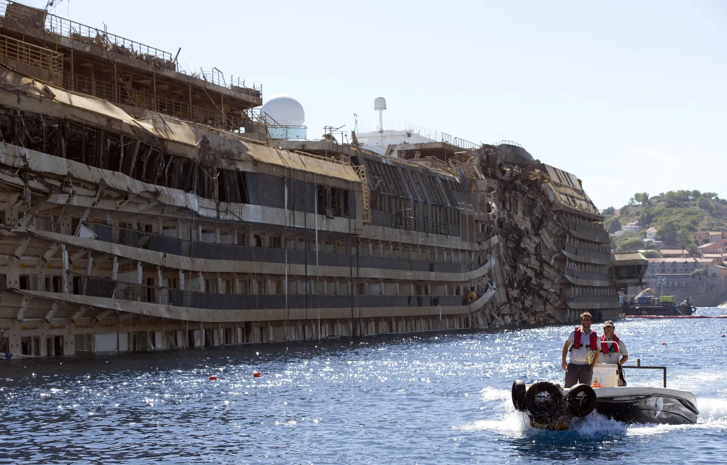 Costa Concordia pärast püsti tõstmist Giglo saare lähistel.