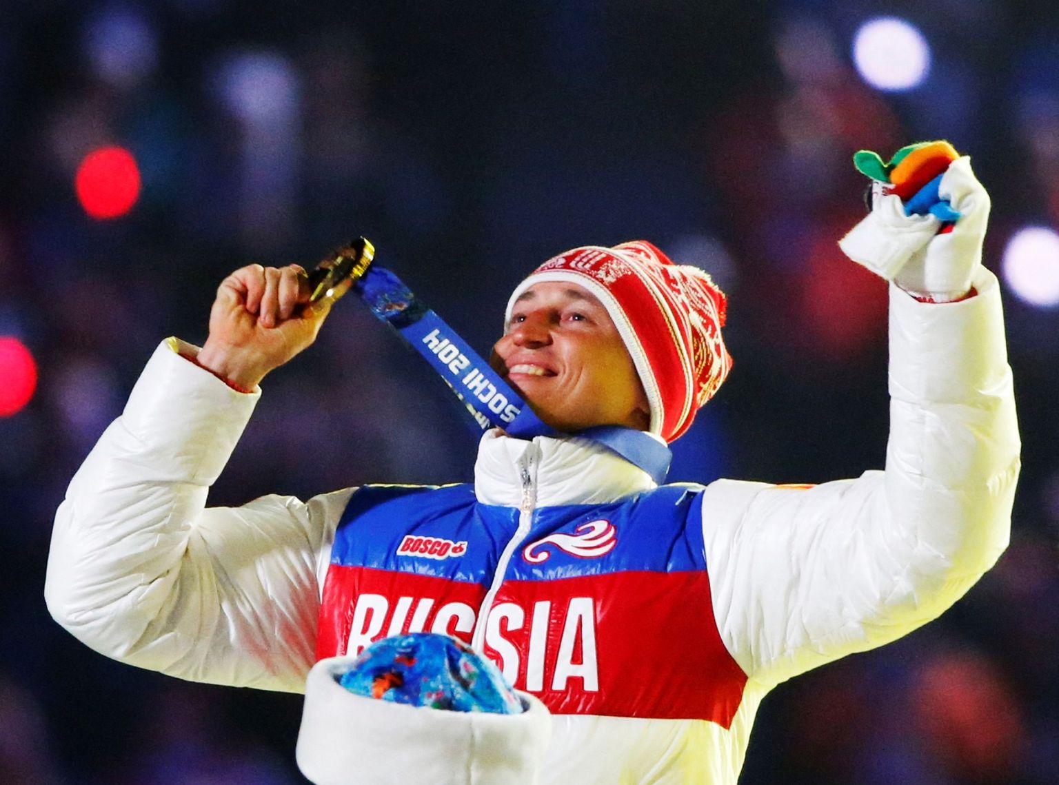 Meeste 50 km sõidus Sotši olümpial kulla võitnud Aleksander Legkov sai medali kaela mängude lõputseremoonial.