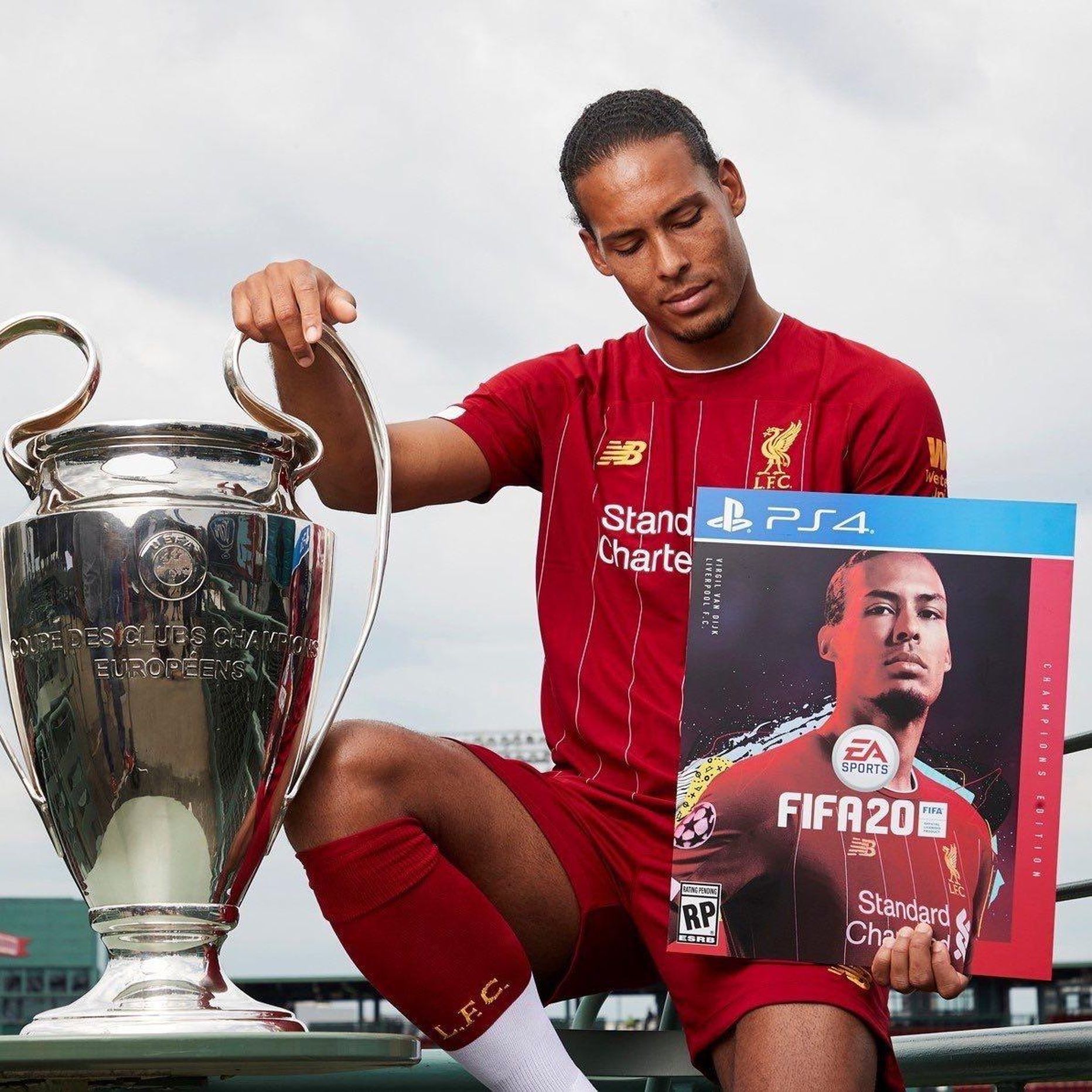 Virgil van Dijk ja FIFA 20 videomäng. 