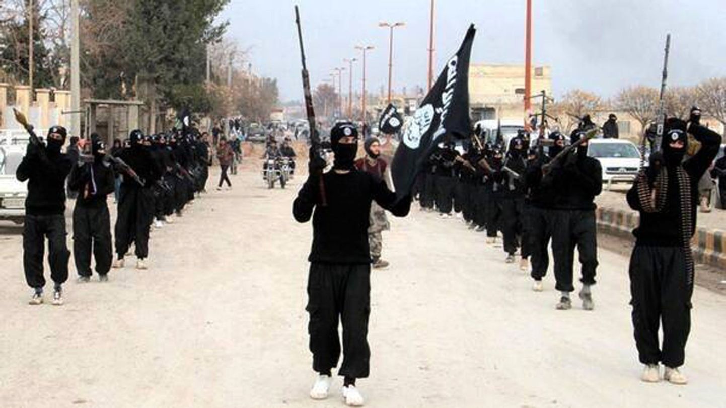 Боевики с флагом "Исламского государства".