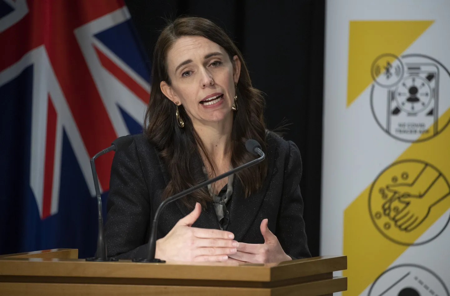 Uus-Meremaa peaminister Jacinda Ardern selgitas parlamendiliikmetele värsket koroonapuhangut