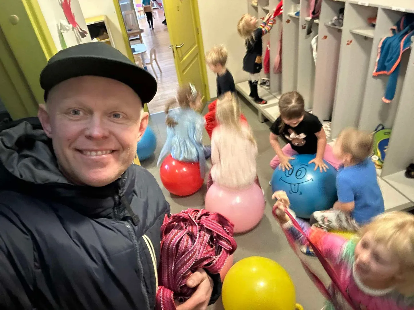 Väinatammi "kuuske" kaunistanud pallid jõudsid lasteaedadesse.