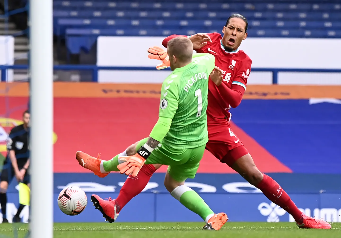 Evertoni väravavahi Jordan Pickfordi julm viga Liverpooli keskkaitsja Virgil van Dijki vastu.