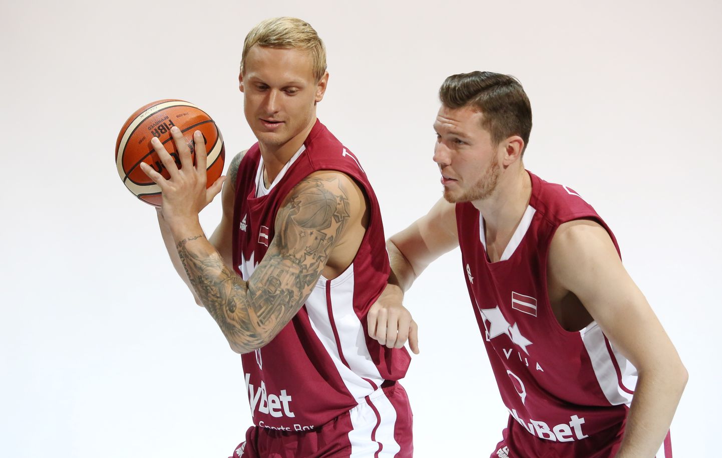 Latvijas vīriešu basketbola izlases spēlētāji Jānis Timma (no kreisās) un Dairis Bertāns
