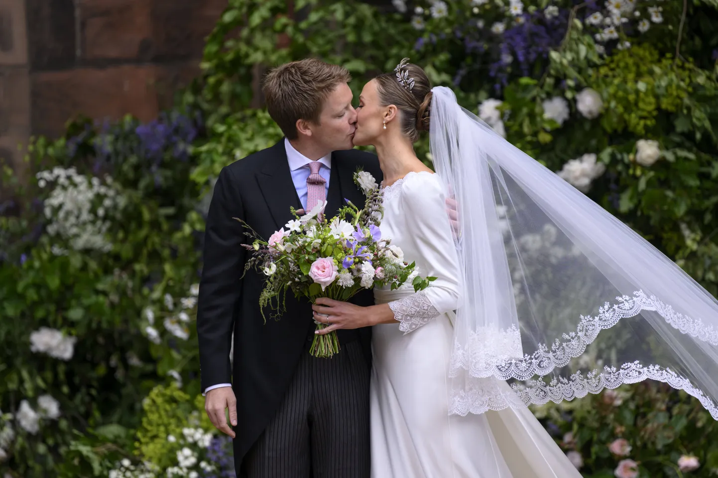 Briti Westminsteri hertsog Hugh Grosvenor abiellus Chesteri katedraalis oma kihlatu Olivia Hensoniga.