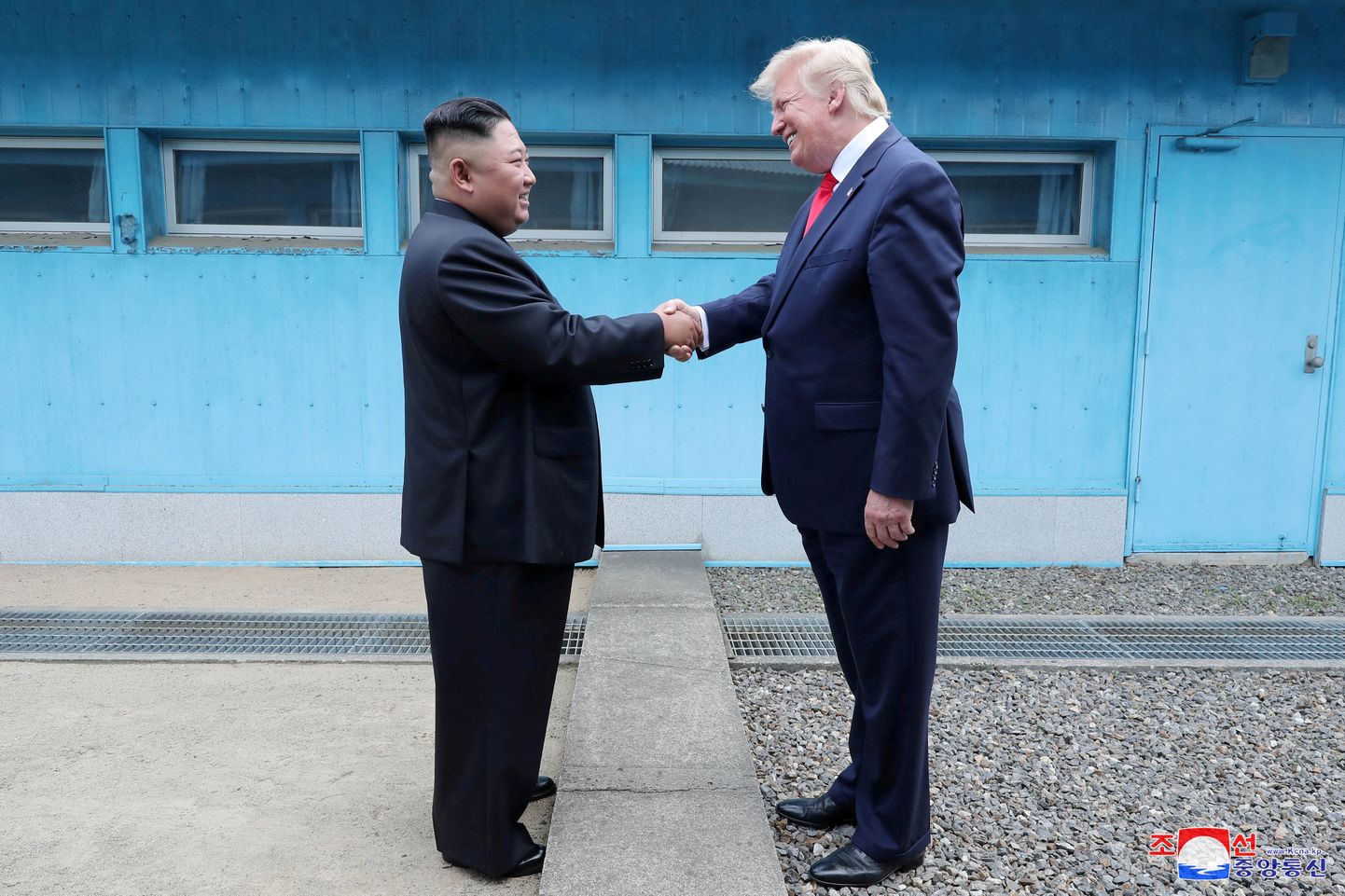 Donald Trump ja Kim Jon-un tervitamas Koreade vahelises demilitariseeritud tsoonis.