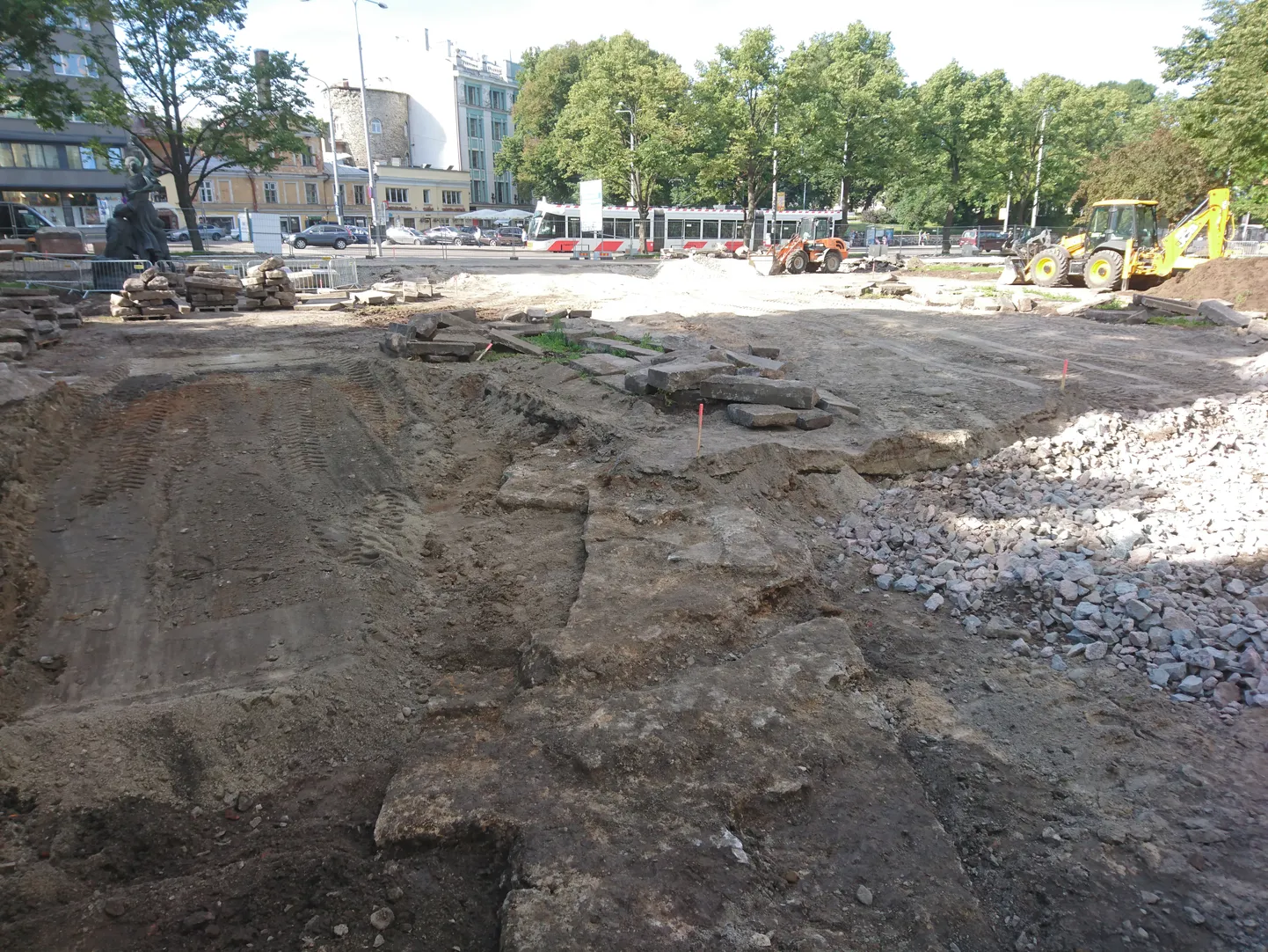 Pärnu maantee suunas kulgev bastionimüür.