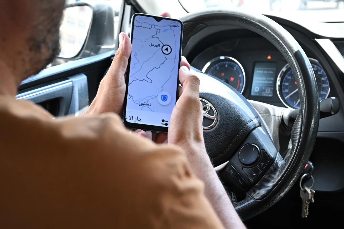 Beirutis oma autos istuva Uberi taksojuhi Hussein Khalil telefon näitab GPS-signaali segamise tõttu jutskui asuks mees Ida-Liibanonis Bekaa orus.