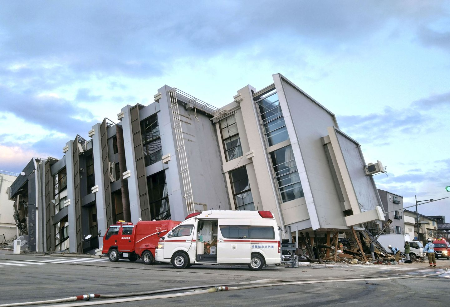 Maavärinas kokku varisenud hoone Jaapani Ishikawa prefektuuris Wajimas.