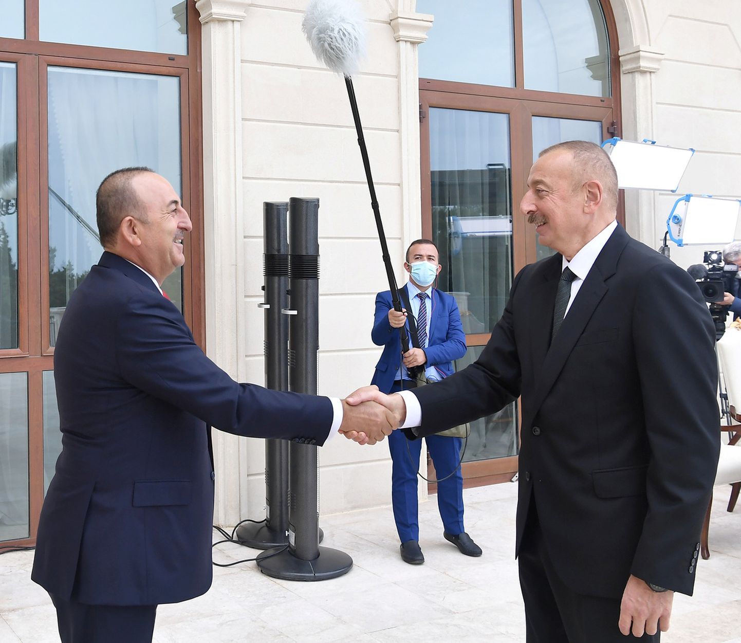 Aserbaidžaani president Ilham Alijev (paremal) tervitab Bakuus Türgi välisministrit Mevlüt Çavuşoğlut.
