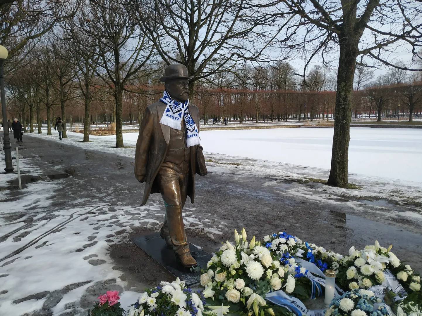 Памятник Яану Поска в Кадриорге в день годовщины подписания Тартуского мирного договора 2 февраля 2024 года.