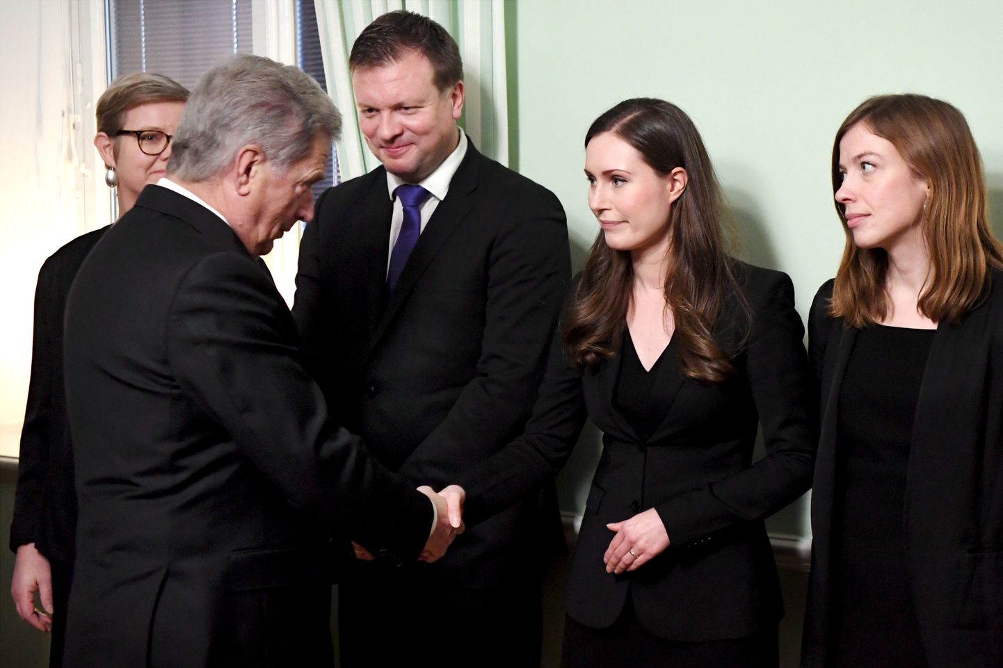 Soome president Sauli Niinistö kätlemas uue peaministri, Sotsiaaldemokraadist Sanna Mariniga.