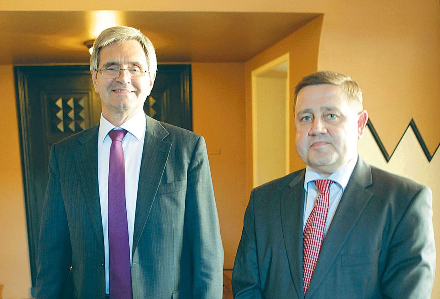 Eesti Panga president Andres Lipstok (vasakul) ja finantsinspektsiooni juht Raul Malmstein enne eilset ettekannet riigikogus.