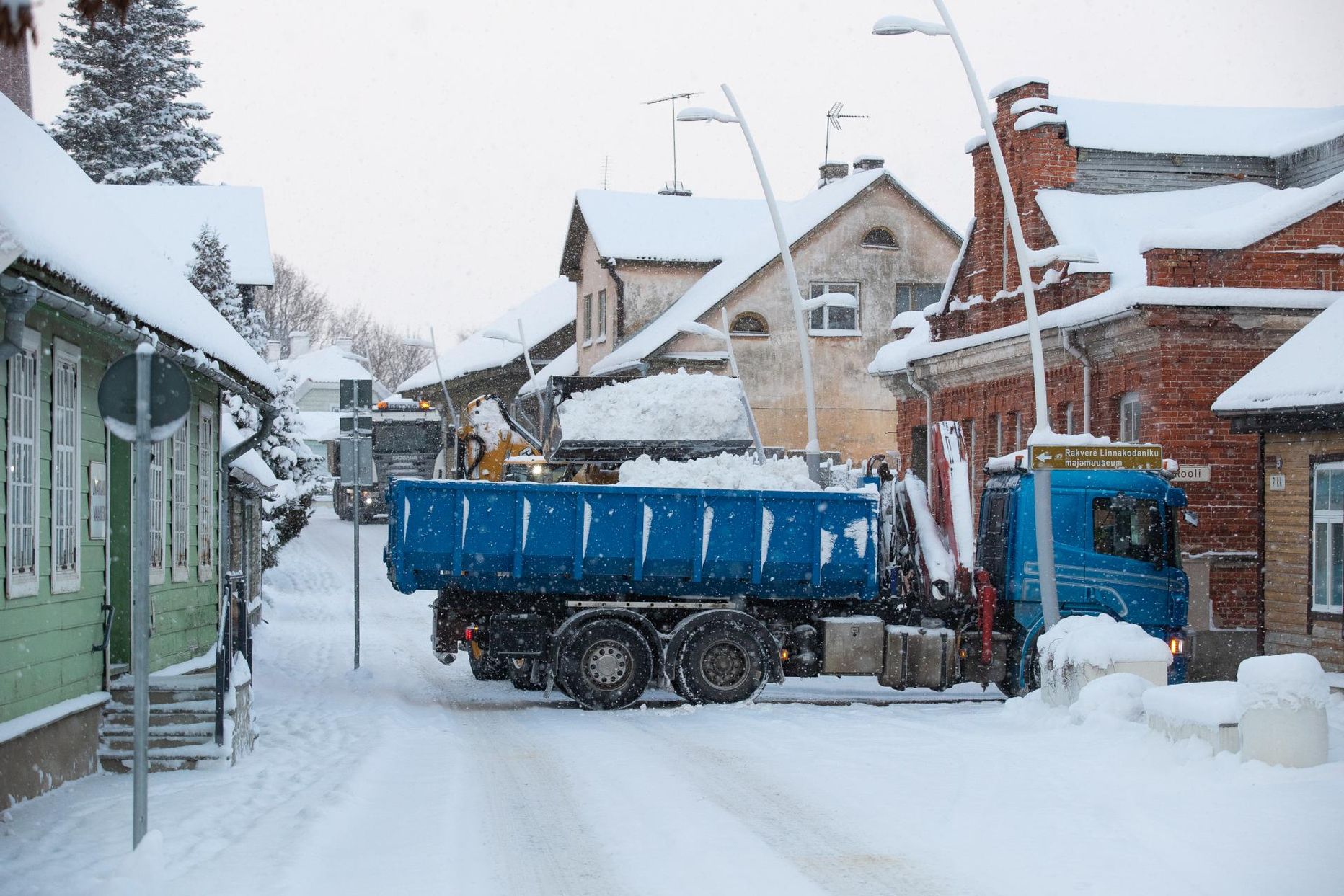 Rakveres Pikal tänaval on lund koristada keeruline, sest kõnniteel on hulk tänavamööblit.