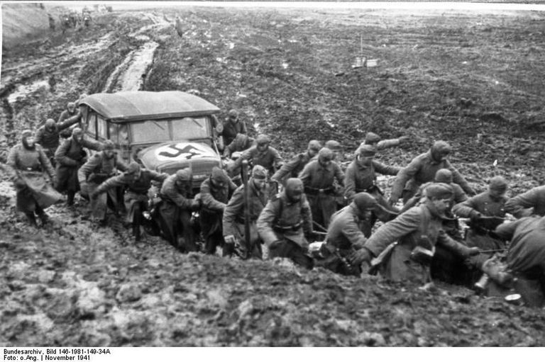Saksa sõdurid kusagil Venemaal autot muda seest välja tassimas.