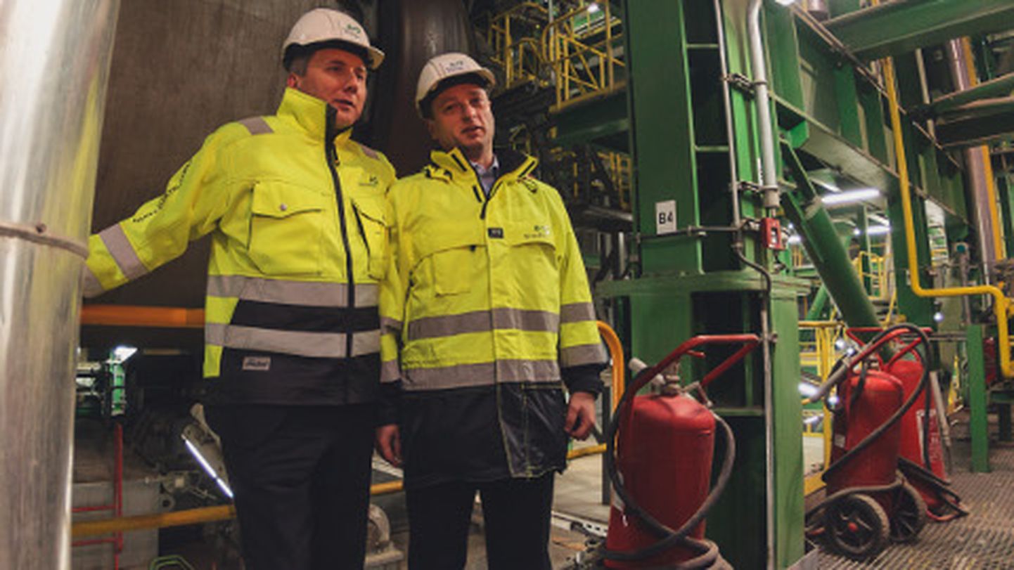 Sandor Liive ja Igor Kond seisid eile uue õlitehase võimsa reaktori juures, mille sees pöörles 260 tonni põlevkivi.