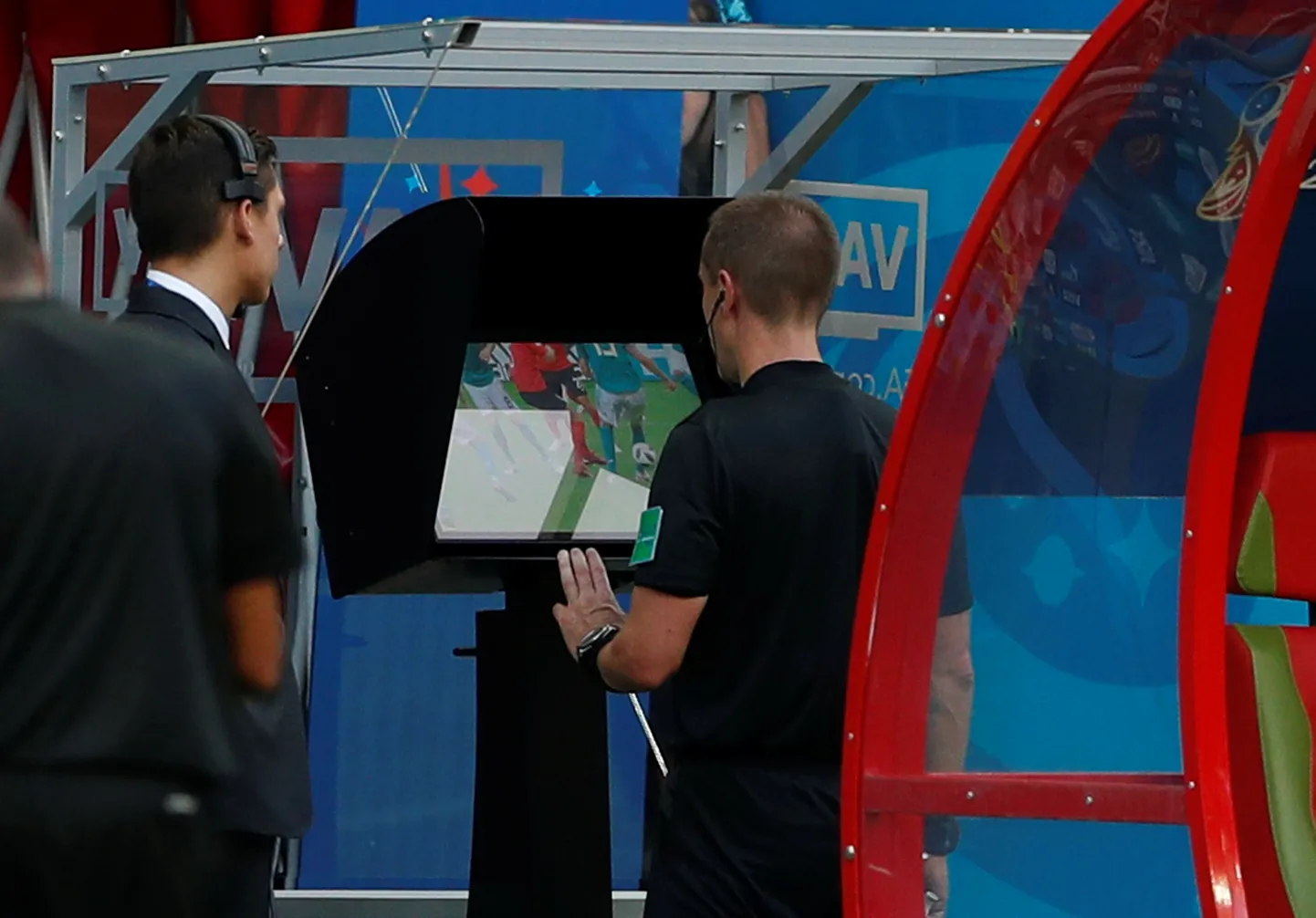 Lõuna-Korea ja Saksamaa mängu vilistanud kohtunik Mark Geiger vaatamas VARi langetatud otsust suluseisu asjus.