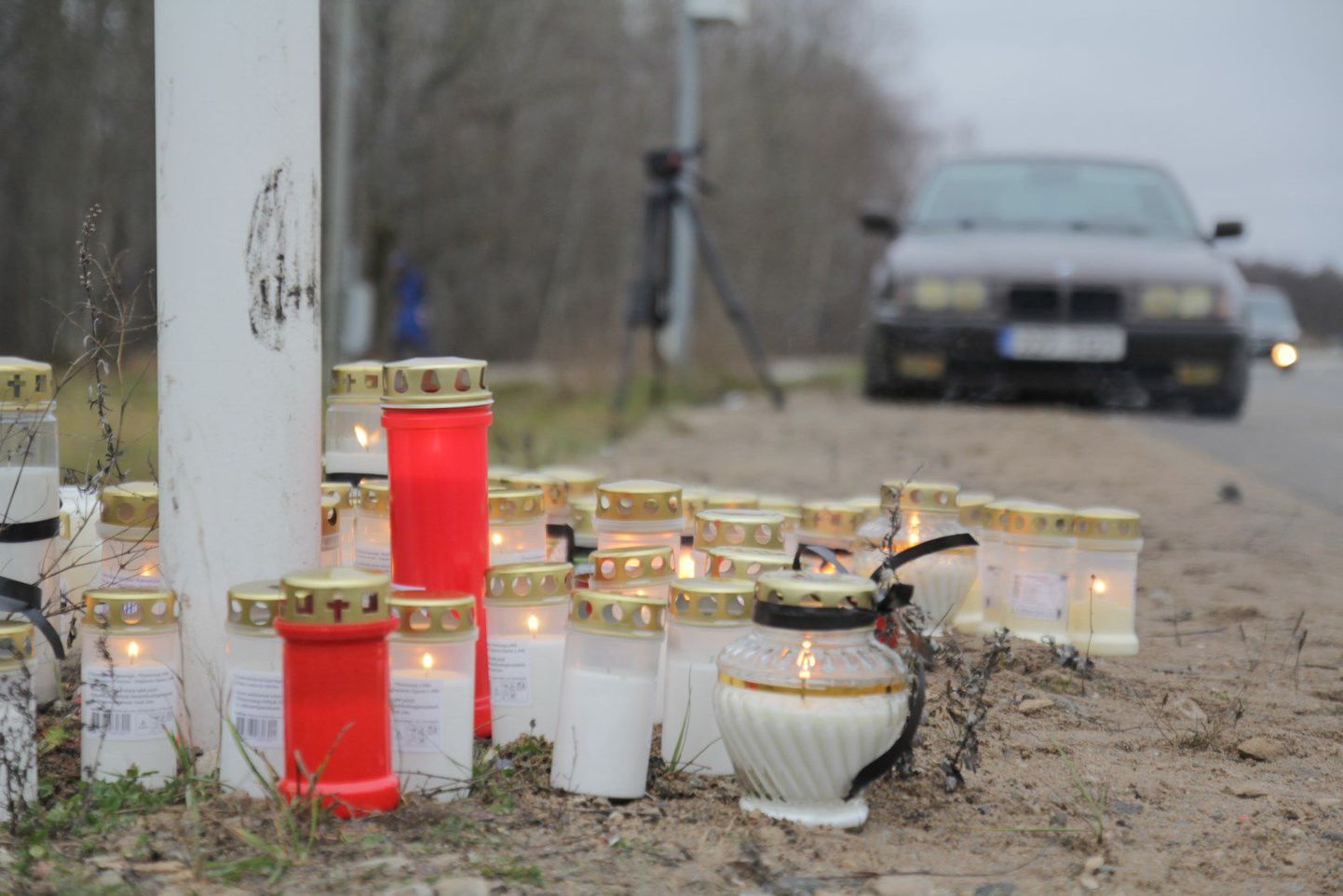 Läänemaal Saunja küla lähistel hukkus veokiga kokku põrganud sõiduautos neli noort meest.