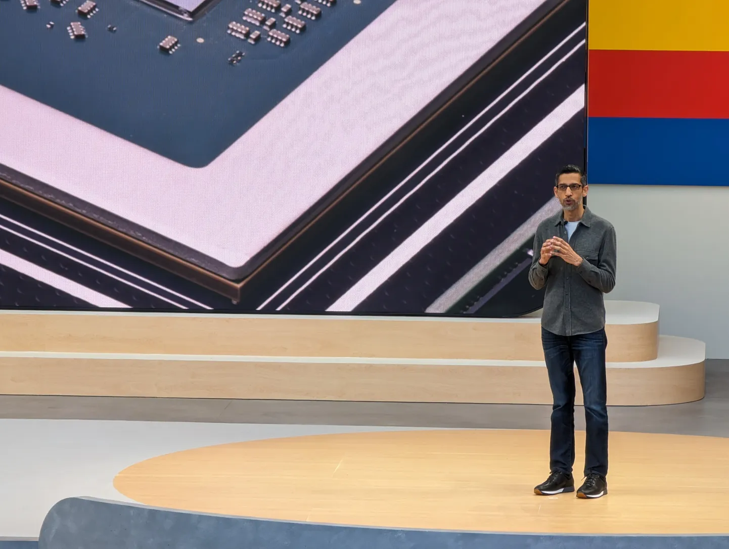 Google'i tegevjuht Sundar Pichai rõhutas, et AI-sse investeerimine on muutunud nii oluliseks, et alainvesteerimine oleks palju suurem risk kui üleinvesteerimine.