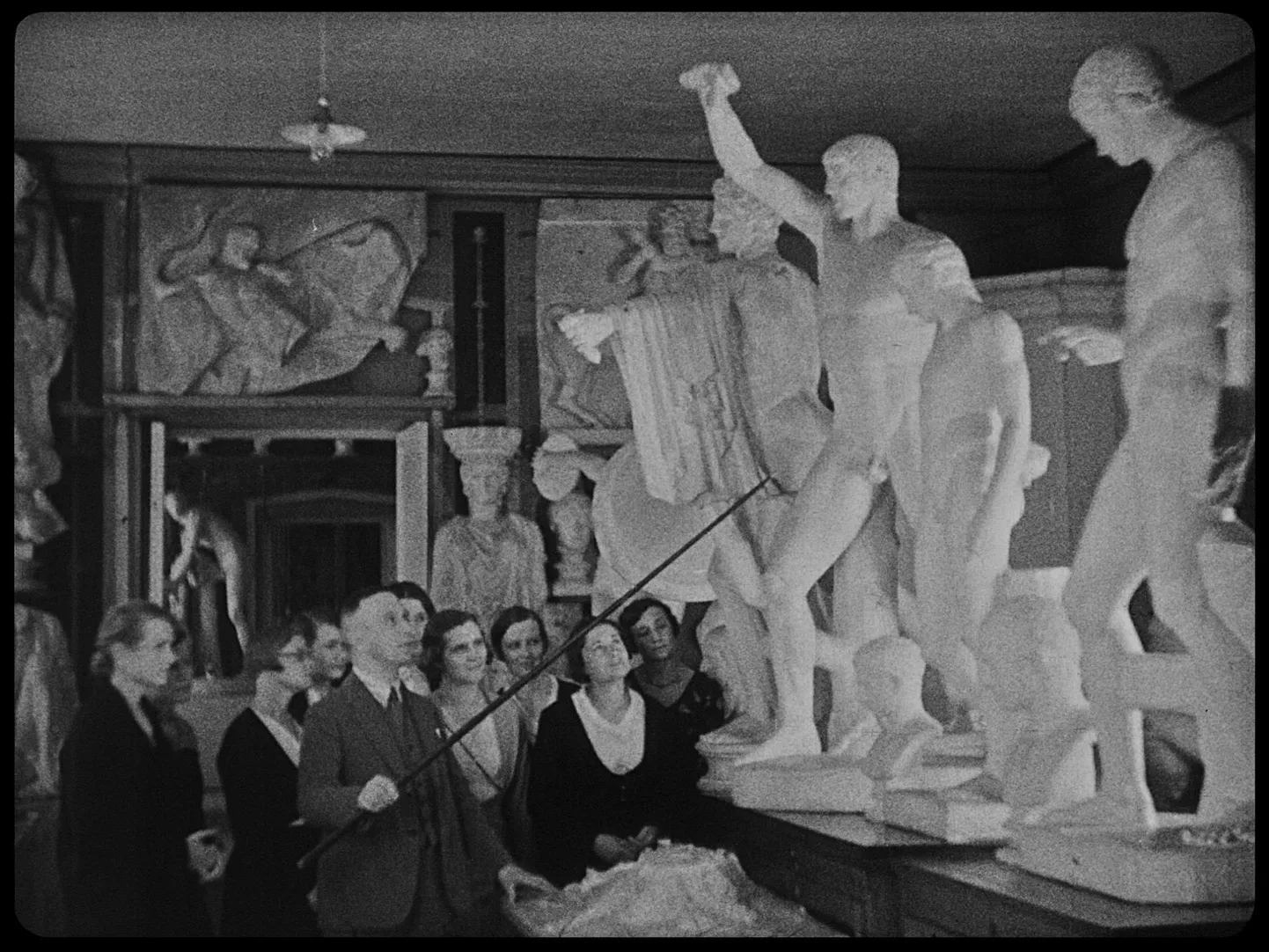 Skulptuurid ülikooli klassikalise muinasteaduse muuseumis. Seletusi annab antiikkunsti lektor Pärtel Halliste. «Alma mater Tartuensis».