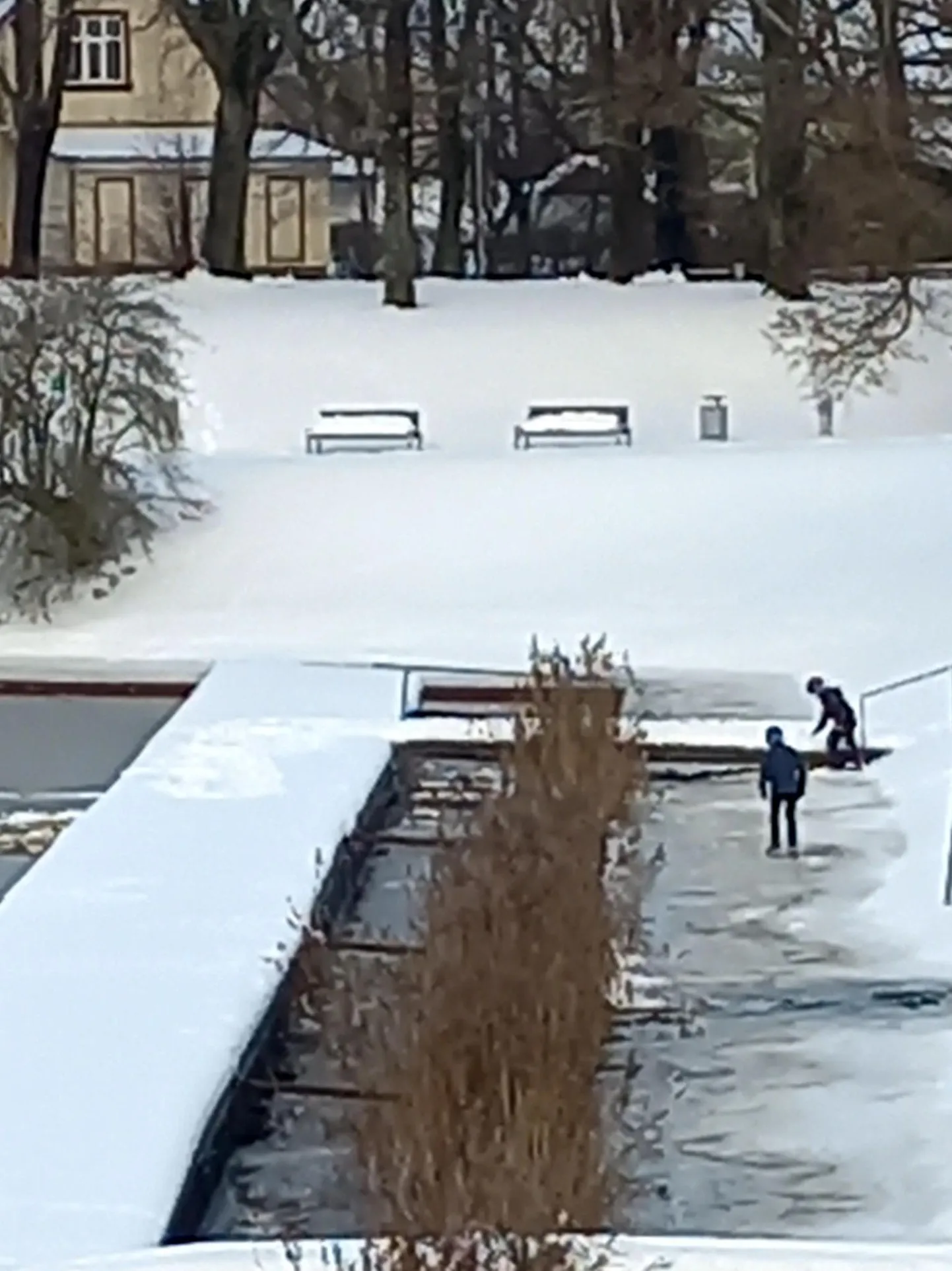 Umbes viis minutit pärast intsidenti olid veidi eemal jääl veel kaks last.