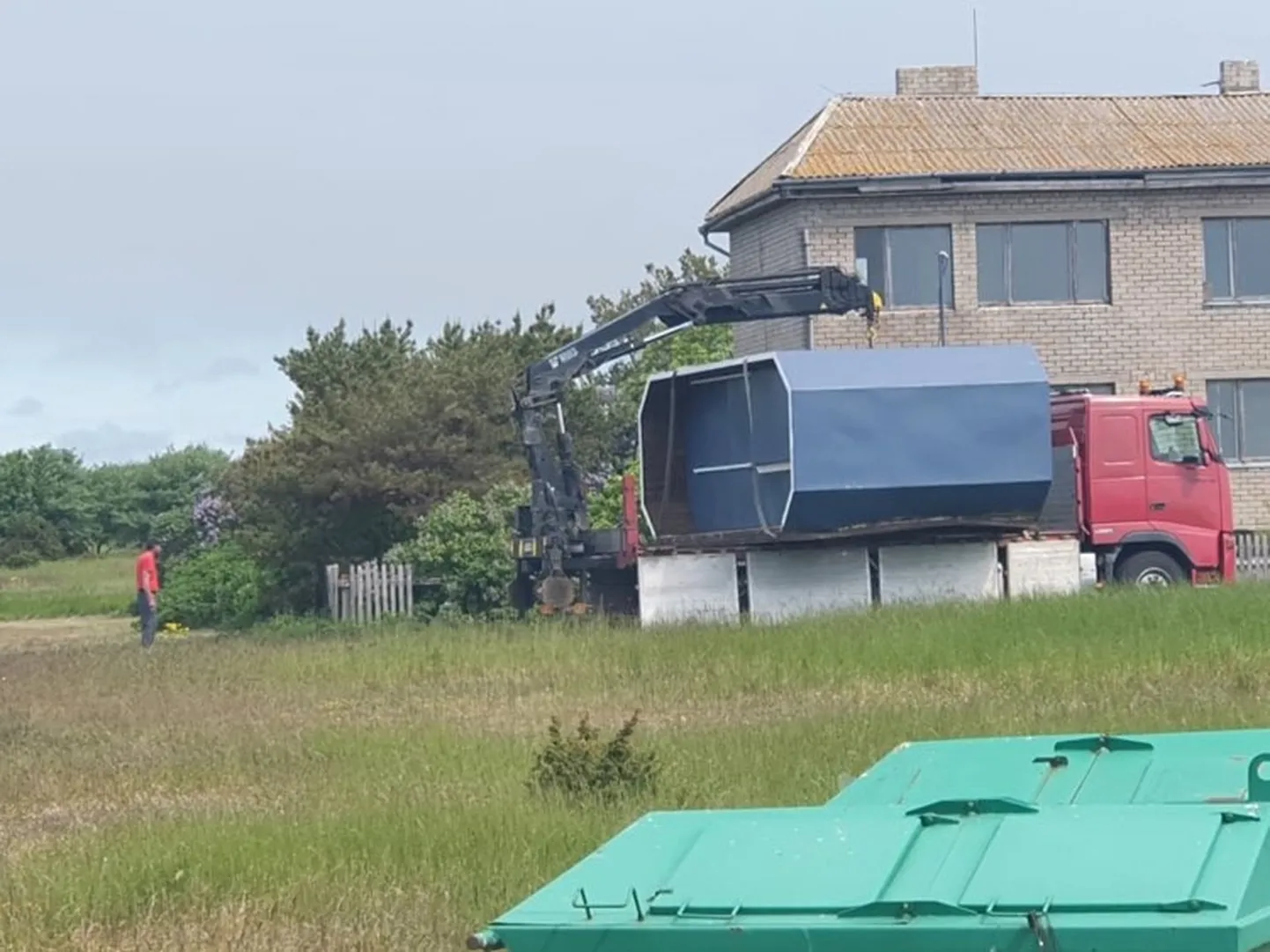 MÜÜGIPUNKT paigaldati erakinnistule, kuna vanas kohas ei võimaldanud veeteede amet elektri kasutamist.