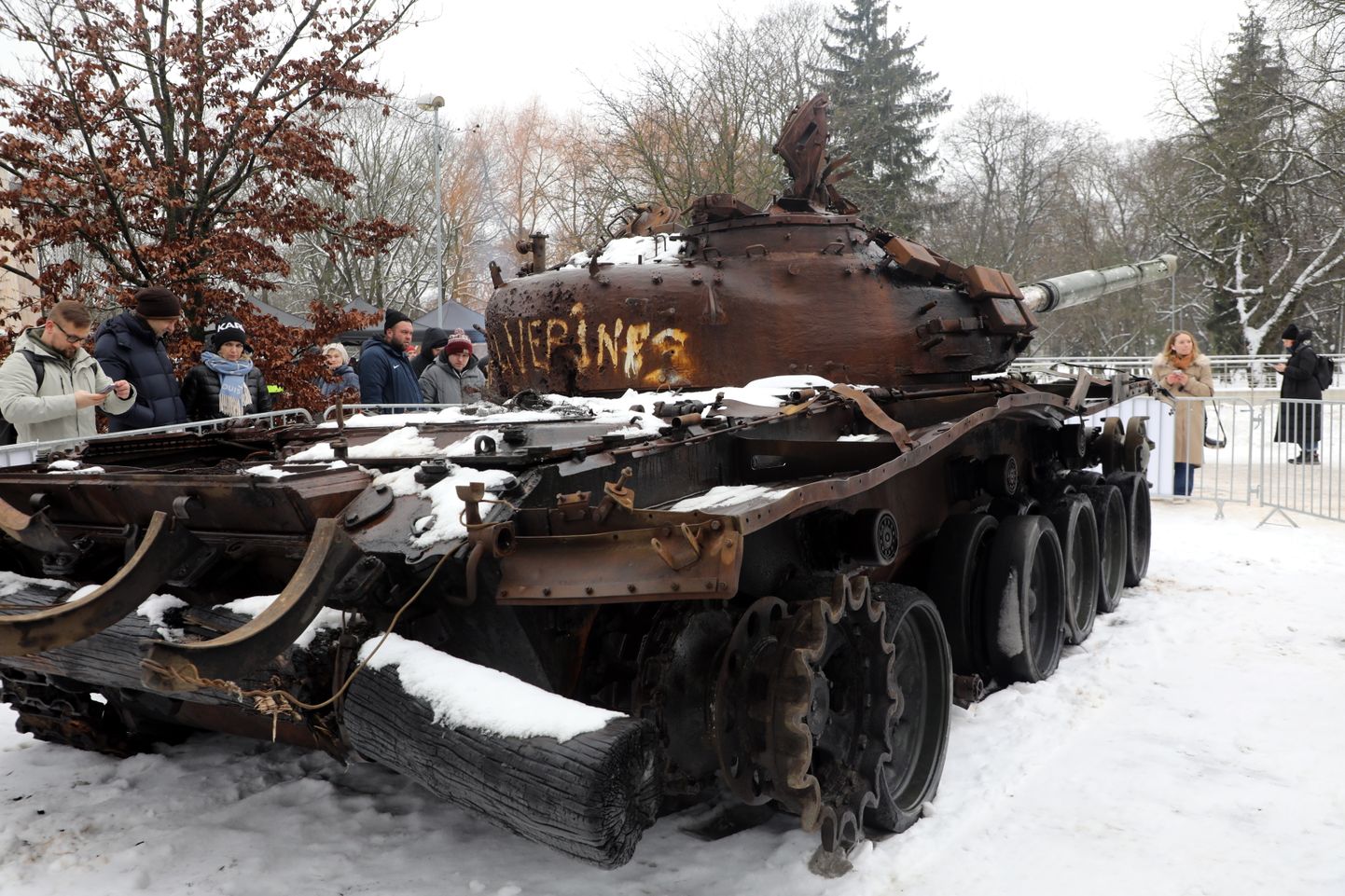 Ukrainas bruņoto spēku iznīcināts Krievijas okupantu tanks "T-72B" Kronvalda parkā iepretim Krievijas vēstniecībai.