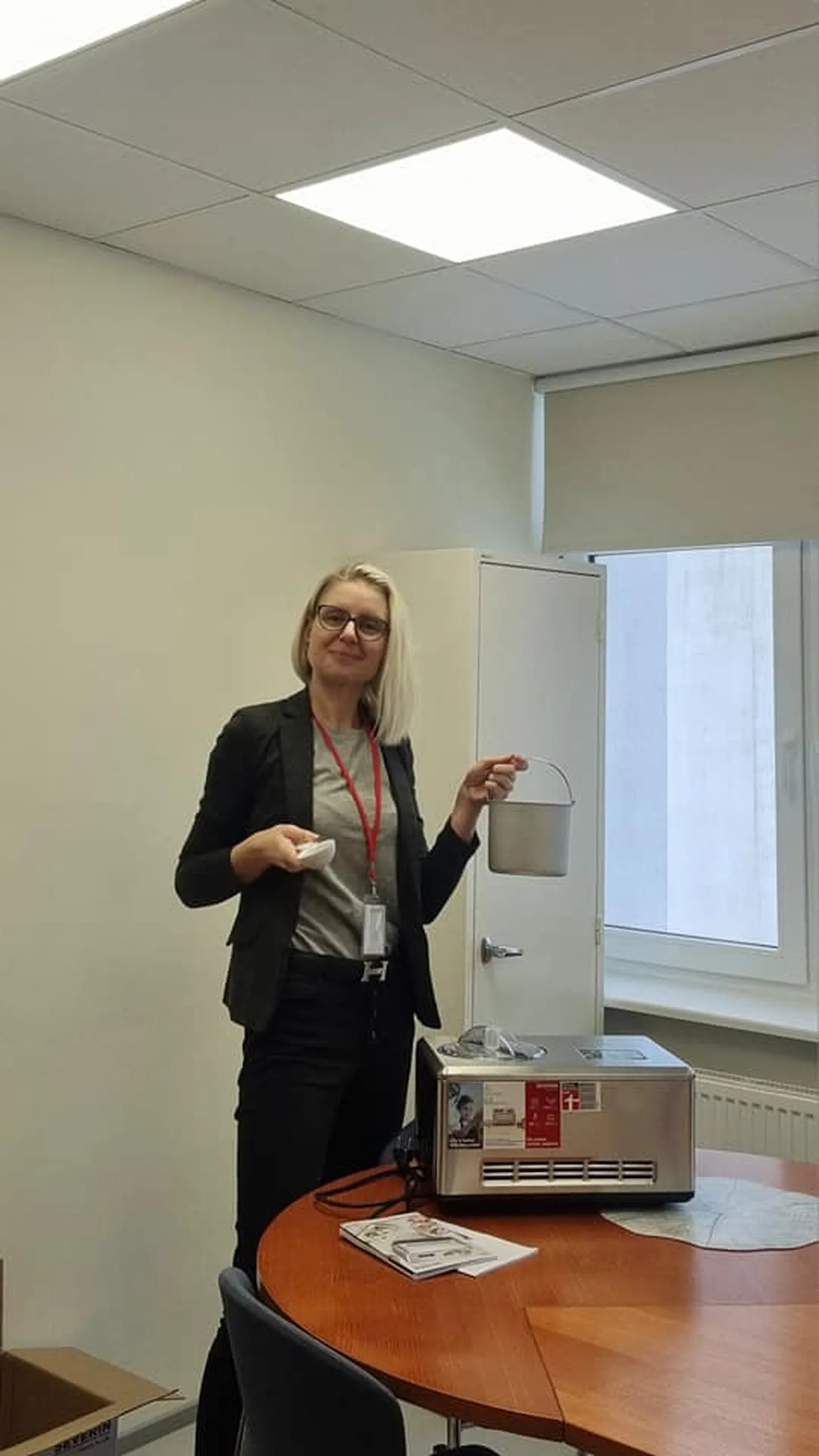 Mariana Väärtnõu rõõmustab lasteaiale saadud kahe jäätisemasina üle, millega saab õpetada lapsi tervislikke maiuseid valmistama.