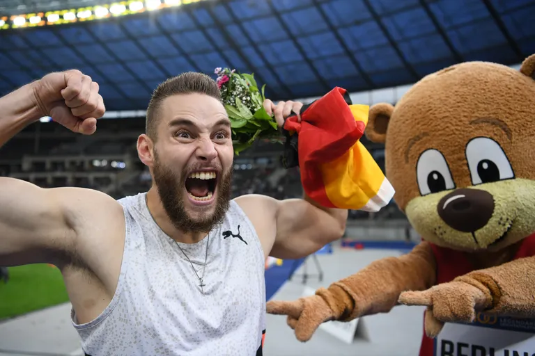 Johannes Vetter tähistamas MMi võitu.