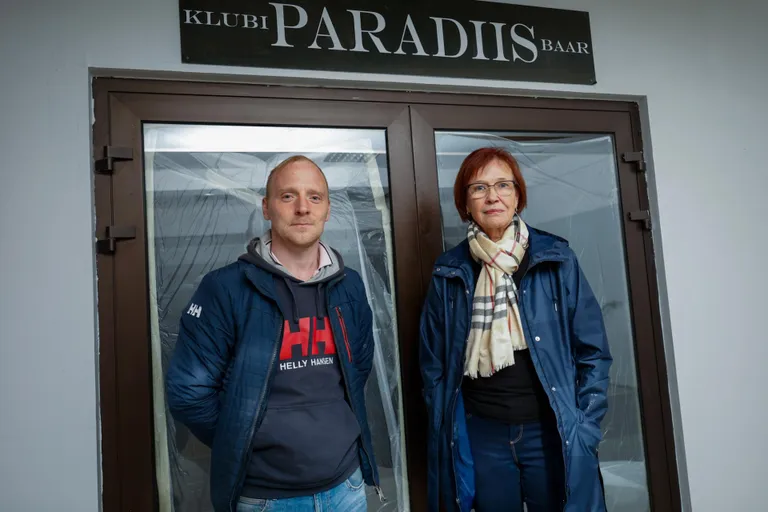 Janis Sirelmets kutsus Paradiisi perenaise Sirje Sepniku vanu baariruume vaatama. Sirje Sepnik kiitis, et baari silt näeb välja täpselt selline nagu vanasti.