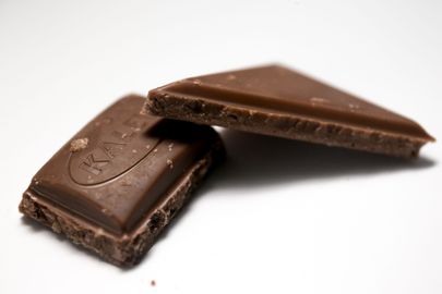 Tükike nii Kalevi kui Pergalė prõksuvast šokolaadist.